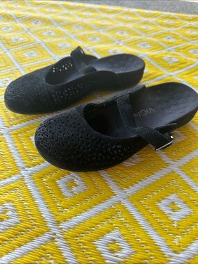 Vionic black womens slip on shoes size 6